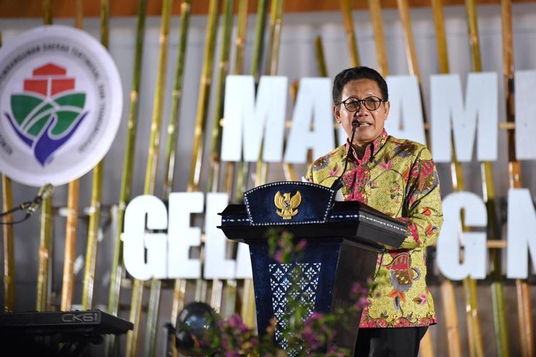 Menteri Desa, Pembangunan Daerah Tertinggal, dan Transmigrasi (Mendes PDTT) Abdul Halim Iskandar dalam acara Malam Keakraban Pejuang Inovasi di Teras Udayana, Mataram, Minggu (14/7/2024).