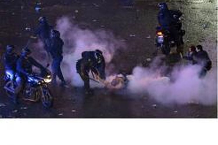 Fans Argentina terlibat bentrokan dengan polisi di Obelisk di Buenos Aires, setelah tim nasional mereka menelan kekalahan 0-1 dari Jerman di final Piala Dunia 2014, Minggu (13/7/2014), di Stadion Maracana, Rio de Janeiro, Brasil.