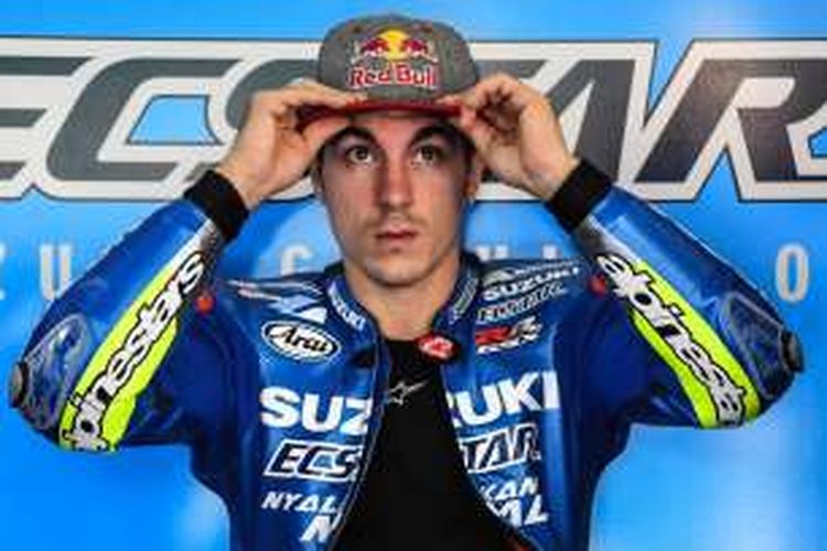 Pebalap Team Suzuki Ecstar asal Spanyol, Maverick Vinales, membetulkan topinya sebelum menjalani sesi latihan bebas pertama GP Malaysia di Sirkuit Sepang, Jumat (28/10/2016).