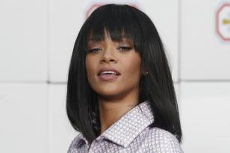 Seperti dilaporkan www.nydailynews.com, adanya insiden dengan seorang penguntit yang sempat masuk ke rumahnya itu telah menjadi salah satu penyebab pindahnya Rihannya. Rihanna pun akhirnya keluar dari Pacific Palisades, mansion mewahnya itu.
