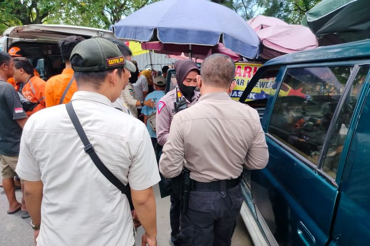 Mobil Panther seruduk pedagang di kawasan Pasar Klewer pada Kamis (18/4/2024).