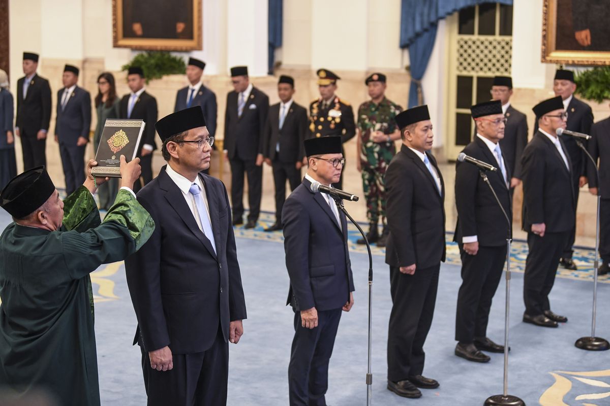 (dari kiri) Menteri Keuangan Purbaya Yudhi Sadewa, Kepala Badan Pelindungan Pekerja Migran Indonesia (BP2MI) Muktaruddin, Menteri Koperasi Ferry Juliantono, Menteri Haji dan Umroh Mochamad Irfan Yusuf dan Wakil Menteri Haji dan Umroh Dahnil Azhar Simanjuntak menggucapkan sumpah jabatan saat pelantikan menteri dan wakil menteri Kabinet Merah Putih di Istana Negara, Kompleks Istana Kepresidenan, Jakarta, Senin (8/9/2025). Presiden Prabowo Subianto melantik Purbaya Yudhi Sadewa sebagai Menteri Keuangan menggantikan Sri Mulyani Indrawati, Muktaruddin sebagai Kepala Badan Pelindungan Pekerja Migran Indonesia (BP2MI) menggantikan Abdul Kadir Karding, Ferry Juliantono sebagai Menteri Koperasi menggantikan Budi Arie Setiadi dan mengangkat Mochamad Irfan Yusuf sebagai Menteri Haji dan Umroh beserta Wakilnya Dahnil Azhar Simanjuntak.