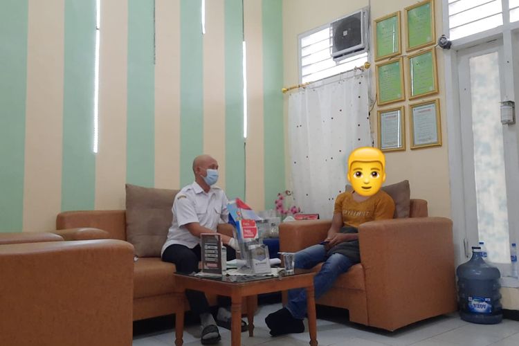 Herman saat melayani konseling di ruang klinik VCT Puskesmas Ngletih, Kota Kediri, Jawa Timur.