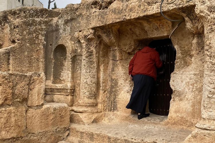 Juru kunci Gua Ashabul Kahfi, Mahmoud, membuka pintu gua agar pengunjung dapat masuk melihat tujuh makanan pemuda yang tertidur selama 309 tahun dan dikuburkan di dalamnya. 
