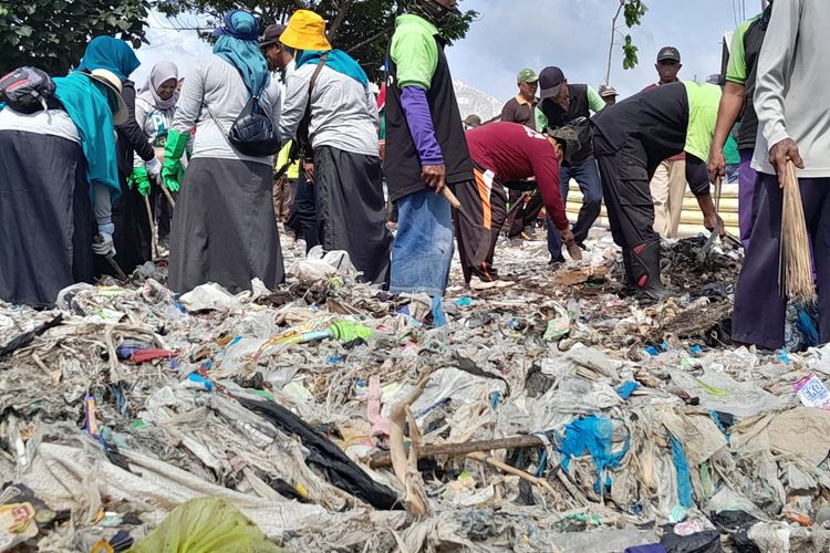 Peringati Hari Bumi, Ratusan Warga Situbondo Bersihkan Pantai Kumpulkan 36 Ton Sampah