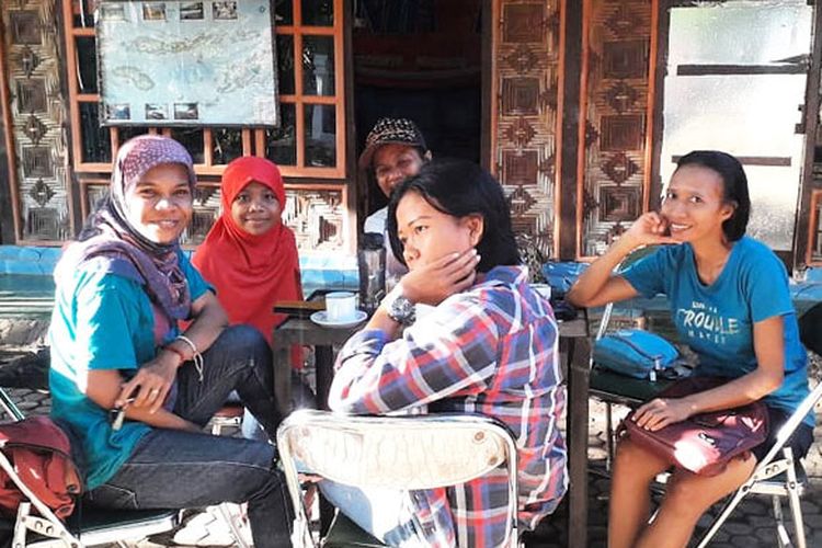 Para tamu menikmati kopi sambil berdiskusi di Kedai Kopi Kampung, Maumere Flores, Nusa Tenggara Timur, Rabu (8/5/2019). 