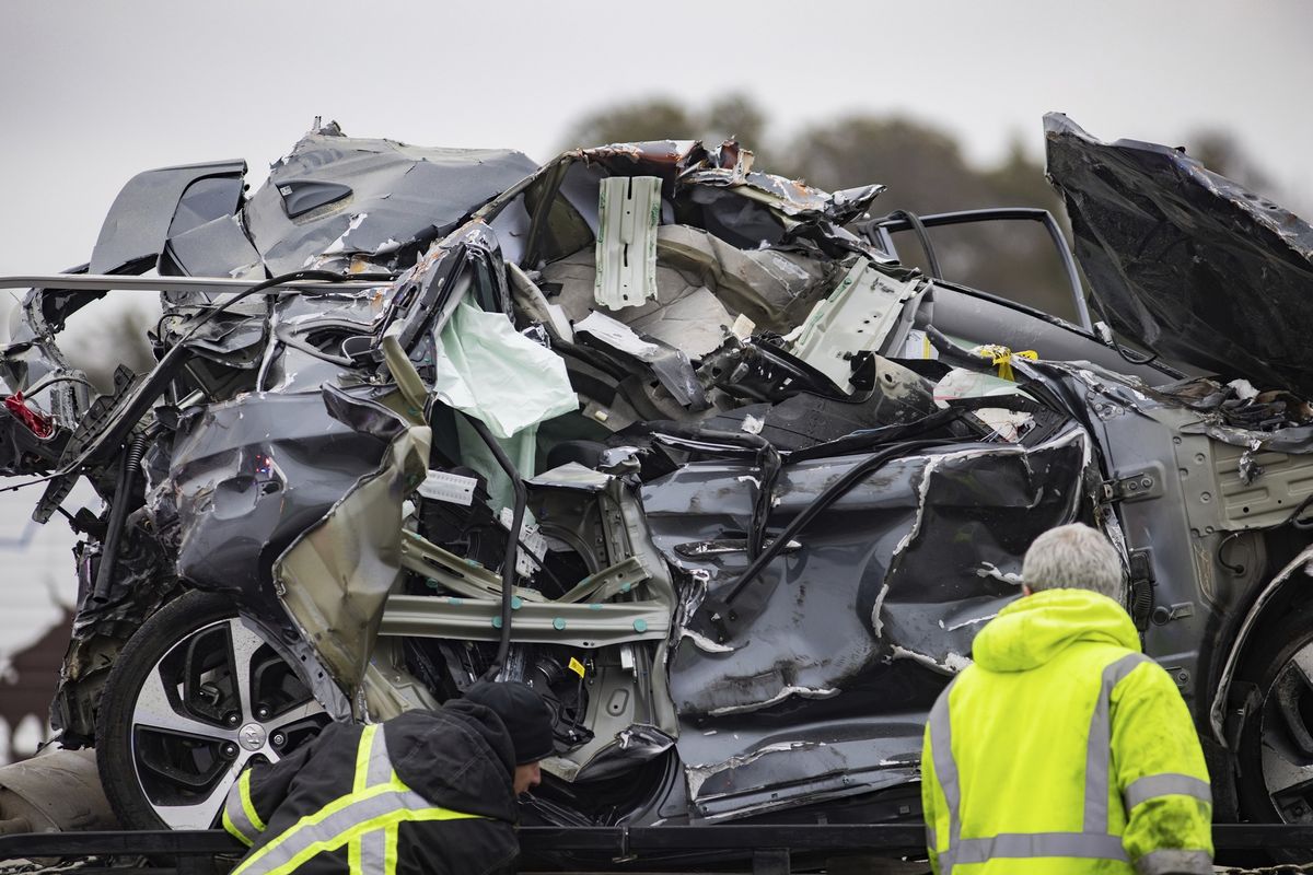 Tumpukan mobil ringsek dalam kecelakaan beruntun di Interstate 35 di Fort Worth, Texas, Amerika Serikat, pada Kamis (11/2/2021). Tabrakan beruntun ini melibatkan lebih dari 130 kendaraan yang melaju di jalan tol berselimut es akibat musim dingin. Sementara ini 6 orang tewas dan puluhan lainnya luka-luka.