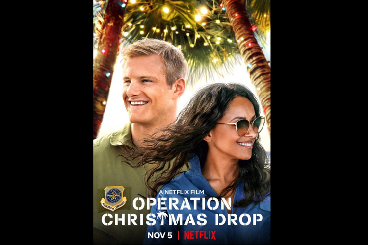 Kat Graham dan Alexander Ludwig dalam film komedi romantis Operation Christmas Drop (2020).