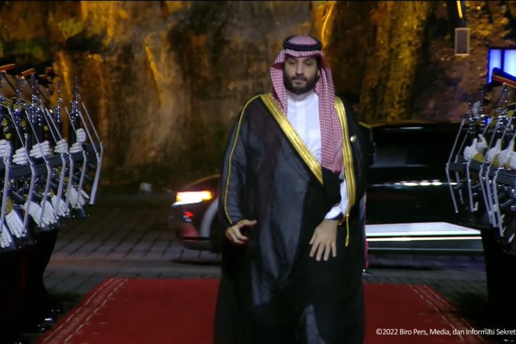 Tangkapan layar dari video yang disiarkan akun YouTube Sekretariat Presiden yang menampilkan Putra Mahkota Arab Saudi Mohammed bin Salman (MBS) menghadiri Jamuan makan malam KTT G20 di Taman Budaya Garuda Wisnu Kencana (GWK), Badung, Bali, Selasa (15/11/2022) malam. 