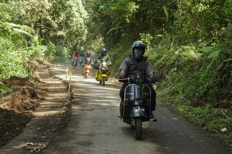 Kampus Scooter Budi Luhur rela touring jarak jauh dari Malang demi meriahkan Vespa World Days 2022 di Bali