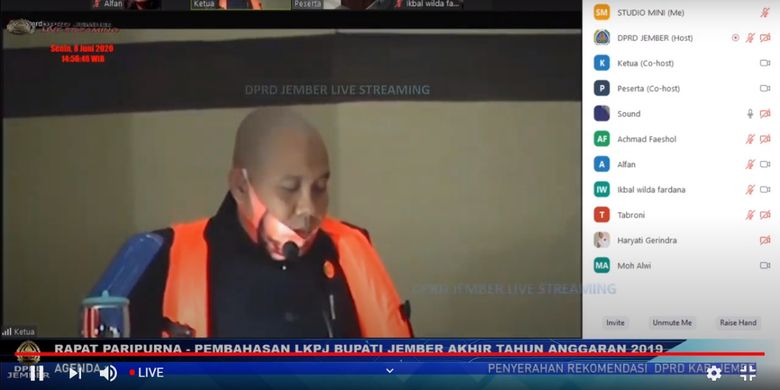 Ketua Komisi C DPRD Jember memakai pelampung dalam rapat paripurna di gedung DPRD Jember sebagai bentuk protes  