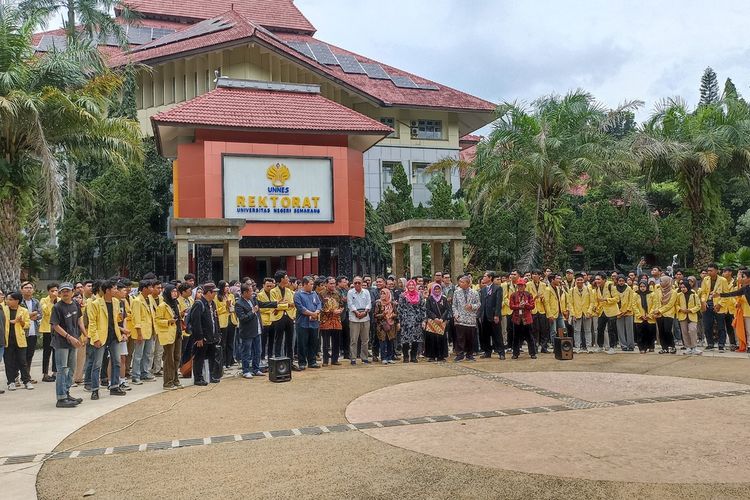 Guru besar, dosen dan mahasiswa di Universitas Negeri Semarang (Unnes), Jawa Tengah (Jateng) melakukan aksi seruan moral.