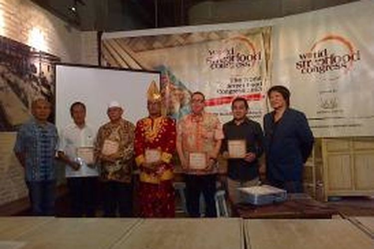 Penggagas dan pendiri World Street Food Council, KF Seetoh (pojok kanan) dan perwakilan World Street Food Council di Indonesia, Bondan Winarno (pojok kiri) bersama para penerima penghargaan kuliner kaki lima pada World Street Food Congress di Gandaria City, Jakarta, Selasa (30/6/2013).