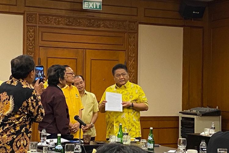 Sejumlah politisi itu mengatasnamakan diri mereka eksponen pendiri Partai Golkar, diprakarasai Wakil Ketua Umum Dewan Pimpinan Sentral Organisasi Karyawan Swadiri   (Soksi) Lawrence TP Siburian, Anggota Dewan Pakar Golkar Ridwan Hisjam, dan politikus senior Golkar Zainal Bintang. Ketiganya bersama sekitar 10 kader Partai Golkar menggelar konferensi pers di Hotel Sultan, Jakarta, Rabu (12/7/2023).