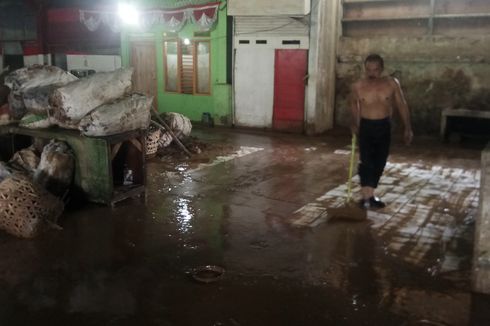 Ciliwung Meluap, Kios Pedagang Pasar Induk Jambu Dua Bogor Terendam Lumpur