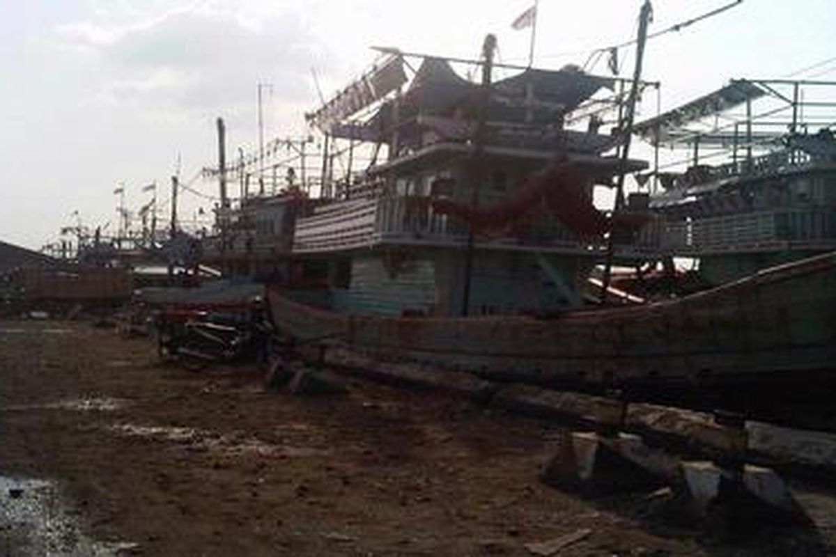 Sejumlah kapal nelayan nampak bersandar di Pelabuhan Kota Tegal, yang mulai tahun ini akan dikembangkan menjadi pelabuhan niaga, seperti terlihat pada hari Kamis (22/9/2011).