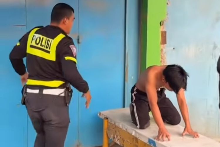 Tangkapan layar video viral seorang pria diduga kesurupan saat hendak ditilang polisi, Minggu (21/7/2024) sore di Jalan&nbsp; Wirasaba, Adiarsa Timur, Karawang Timur, Karawang, Jawa Barat.