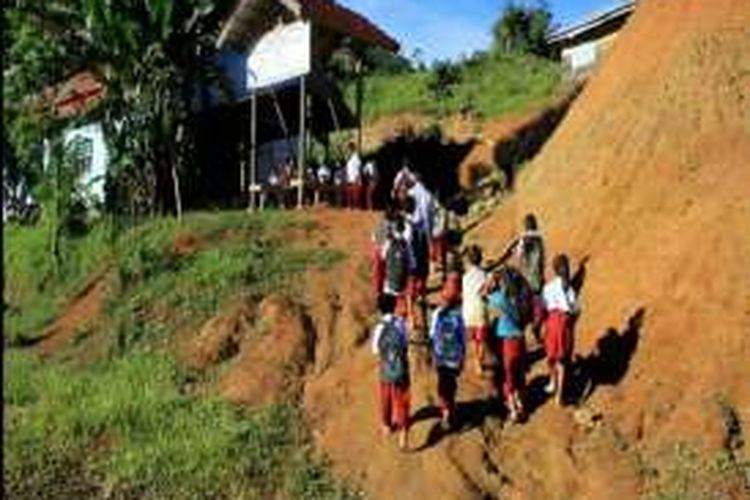 Ratusan siswa SD di Majene, Sulawesi Barat, terpaksa berjuang menaklukkan kondisi alam yang menantang demi bersekolah. Mereka harus berjalan kaki sejauh 3,5 kilometer ke sekolah setiap hari.