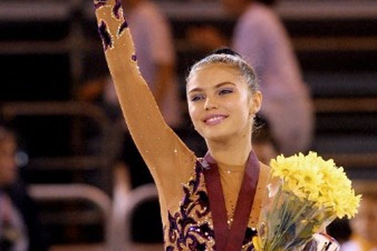 Pesenam Rusia Alina Kabaeva melambai setelah menerima medali emasnya pada Kejuaraan Dunia Senam Ritmik XXIV 20 Oktober 2001 di IFEMA Area Fair di Madrid.