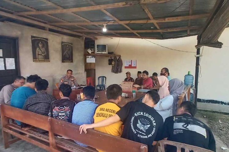 Polsek Manna Kota, Polres Bengkulu Selatan, Polda Bengkulu menangkap 9 remaja yang terlibat aksi saling serang antarremaja sebabkan dua orang alami luka tusuk senjata tajam, Kamis dini hari (12/5/2022).