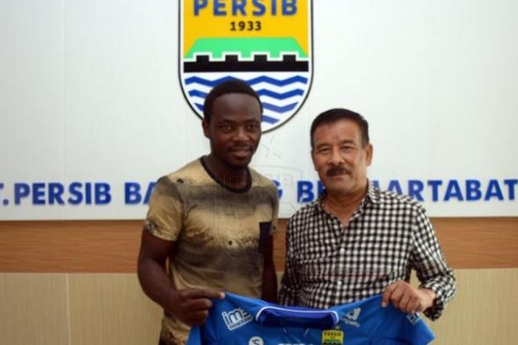 Manjer Umuh Muchtar saat berfoto denganpemain baru Persib, Erick Weeks. (Persib Official) 