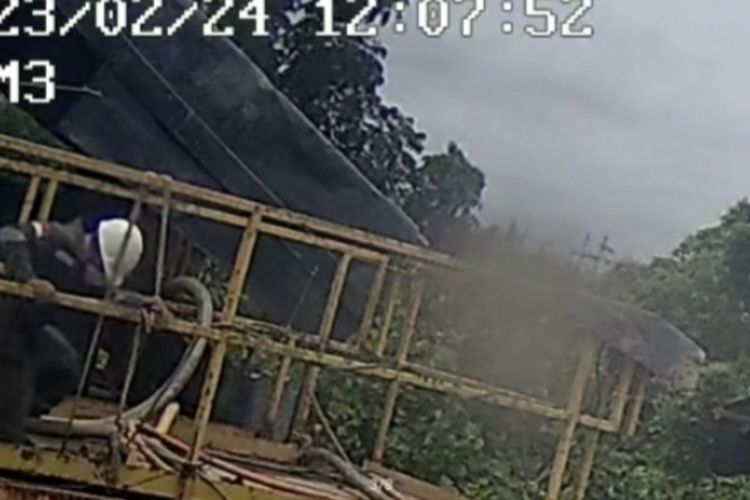 Tangkapan layar video rekaman kamera CCTV detik-detik tiga pekerja tewas di dalam tangki limbah di areal PT Pertamina Hulu Rokan, di Kabupaten Rokan Hilir, Riau, Jumat (24/2/2023).