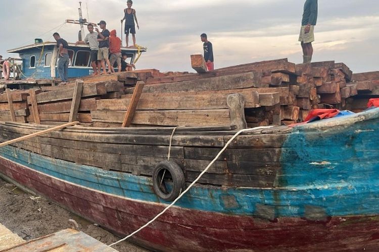 Kapal bermuatan 70 ton kayu olahan ilegal saat diamankan di perairan Kabupaten Kepulauan Meranti, Riau, Sabtu (15/6/2024).
