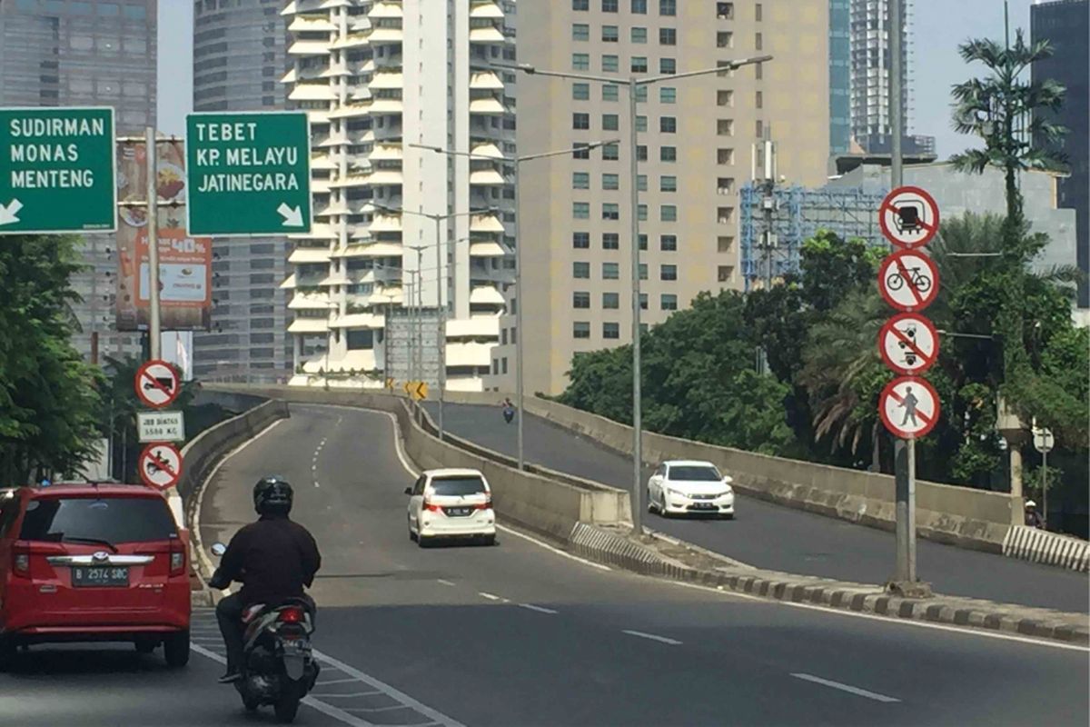 Sejumlah pengendara sepeda motor terlihat masih melintasi jalan layang non tol (JLNT) Casablanca, Jakarta Selatan, Rabu (12/6/2018). Padahal lalu lintas yang berada di Jalan Dr Satrio menuju arah Mal 