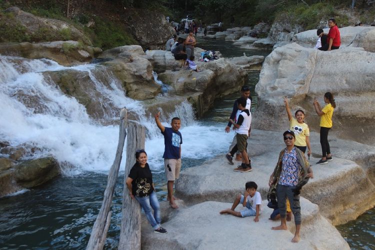 Para pengunjung Air Terjun Tanggedu, salah satu wisata air terjun di NTT.