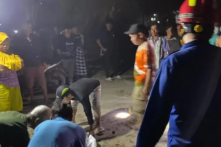 Pasutri Lansia Ditemukan Tewas Berpelukan Saat Rumah Terbakar, Api Terlambat Diketahui Warga