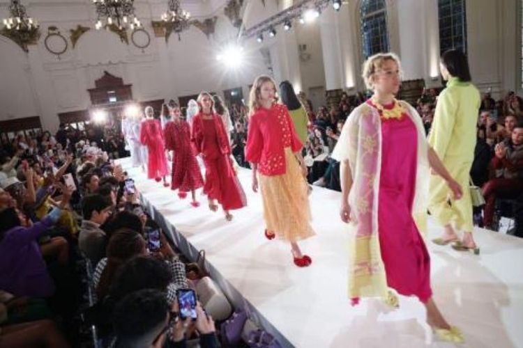 Model profesional menggunakan koleksi busana Wearing Klamby bernama ?The Tudor Rose? yang terinspirasi dari wastra tenun Garut pada London Fashion Week 2022. 