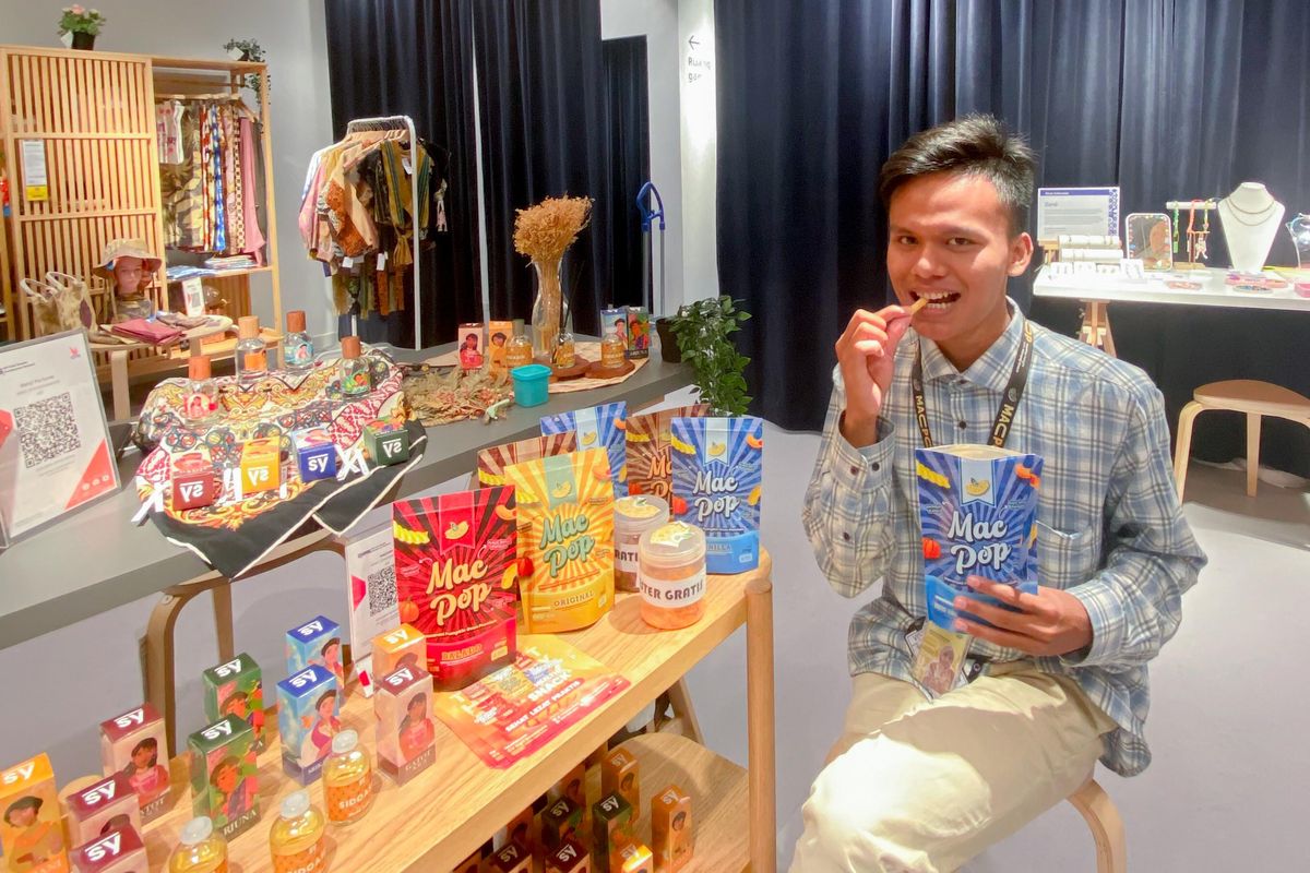 Ferry Ardiansyah (23) mampu mendirikan perusahaannya sendiri di bidang cemilan keripik makaroni dengan bahan dasar labu kuning.