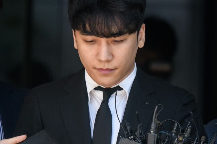 Artis K-pop Lee Seung-hyun atau yang bisa dikenal sebagai Seungri meninggalkan gedung Pengadilan Tinggi di Seoul, Korea Selatan, Selasa (14/5/2019). 
