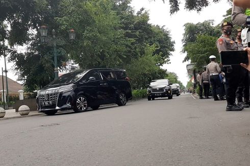 Gunakan Mobil Berpelat Umum, Presiden Joko Widodo Tiba di Gedung Agung Yogyakarta