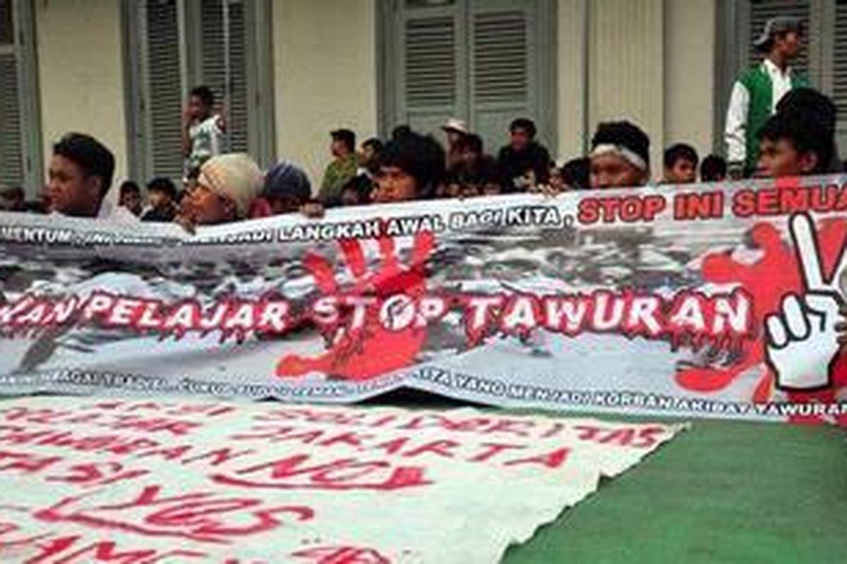 Ratusan siswa dan alumni sekolah yang tergabung dalam Gerakan Pemuda Taman Siswa (GPPT), Solidaritas Anak Jalanan untuk Demokrasi (Salud) dan alumni Budi Oetomo menggelar aksi damai pelajar stop tawuran di SMA 1 Jakarta, Jalan Budi Utomo, Jakarta Pusat, Sabtu (29/9/2012). Aksi damai pelajar stop tawuran yang diikuti oleh 20 sekolah di Jakarta bertujuan agar para pemuda dan pelajar Indonesia bersama sama untuk menghentikan aksi tawuran yang sudah banyak memakan korban.  