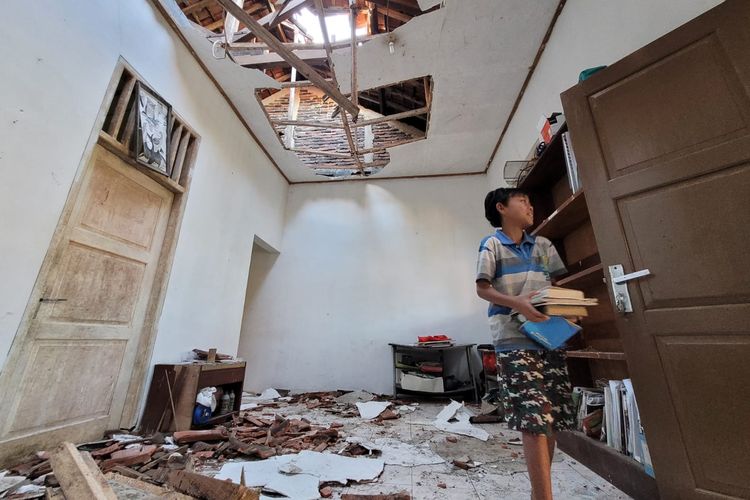 Siswa memindahkan buku di ruangan yang atapnya ambruk di MTs Pakis Dusun Pesawahan, Desa Gununglurah, Kecamatan Cilongok, Kabupaten Banyumas, Jawa Tengah, Rabu (12/7/2023).