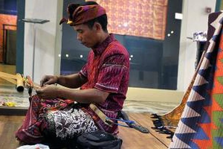 Koleksi kain tenun Bali dipamerkan dalam Puspawarna Wastra Bali, di Museum Tekstil Jakarta, Selasa (24/6/2014). Pameran yang berlangsung hingga 13 Juli 2014 tersebut sekaligus memperingati Hari Ulang Tahun Ke-38 Museum Tekstil.