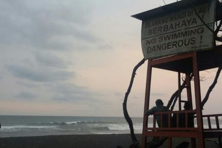 Pantai Goa Cemara di Desa Gadingsari, Kecamatan Sanden, Bantul, Yogyakarta dipenuhi rimbun pohon cemara. 