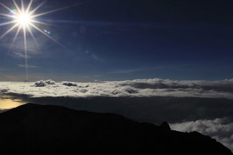Pemandangan di puncak Gunung Agung (3.142 mdpl), Bali, Kamis (6/10/2011). Gunung stratovolcano ini terakhir meletus dahsyat 1963 menelan korban jiwa 1.148 orang.