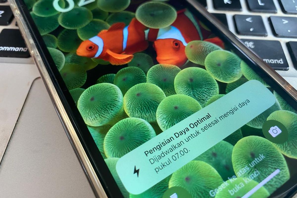 Ilustrasi fitur Pengisian Daya Optimal yang bikin iPhone boleh dicas semalaman.