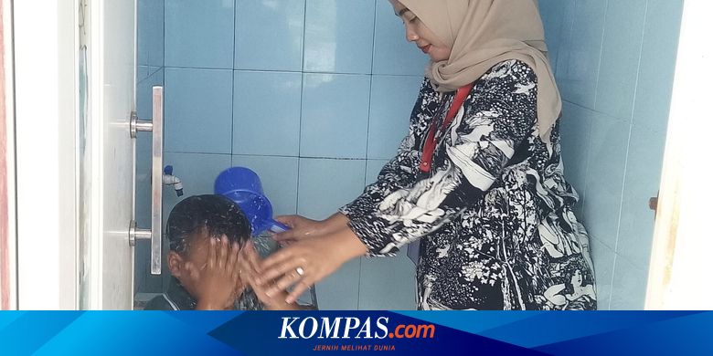 Tradisi Kalungan Usus: Anak Mandi di Lapas dan Makan Makanan Napi