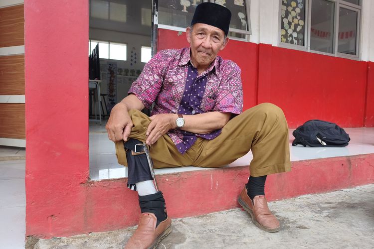 Kisah Rudi Manggala, Guru Honorer Disabilitas Jadi Sosok 'Pahlawan Pendidikan' di Pelosok Bogor