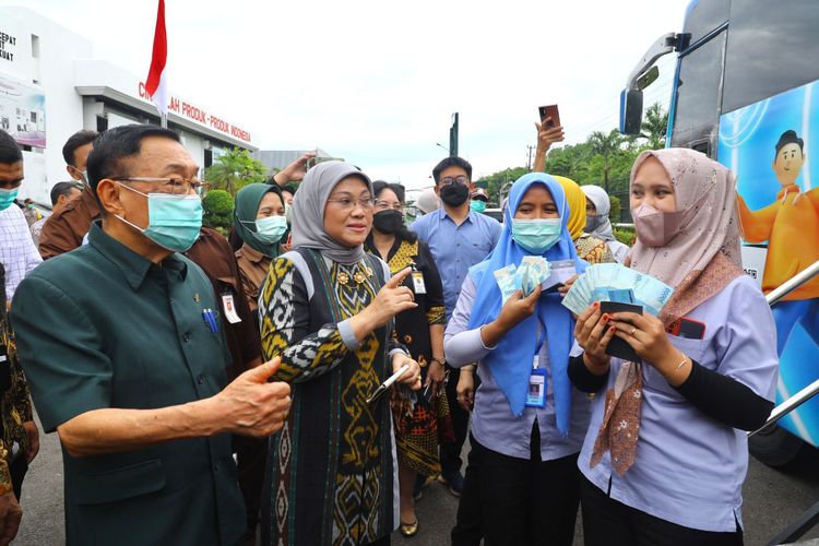 Menteri Ketenagakerjaan Ida Fauziyah melihat langsung pekerja yang menerima bantuan subsidi upah (BSU) di KUD Tani Bahagia, Mojokerto, Jawa Timur, Jumat (30/9/2022).