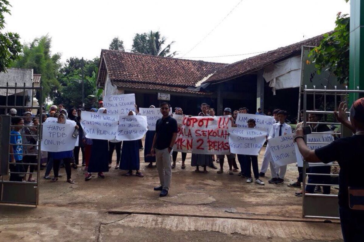 Orangtua murid yang merupakan warga Udik melakukan aksi atau unjuk rasa ke SMKN 2 Kota Bekasi perihal Penerimaan Peserta Didik Baru (PPDB) tingkat SMA dan SMK, Senin (10/7/2017).