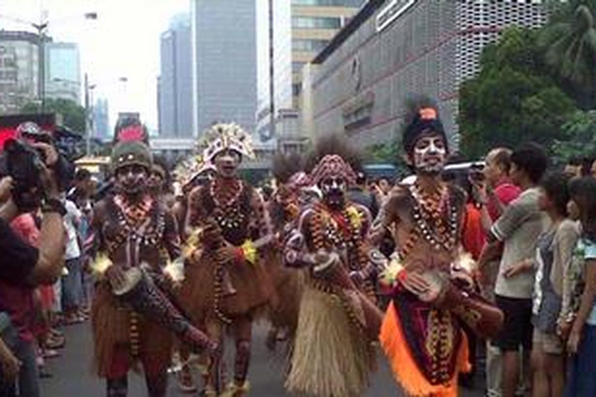 Atraksi ragam budaya di Jakarnaval menjelang HUT DKI Jakarta. 