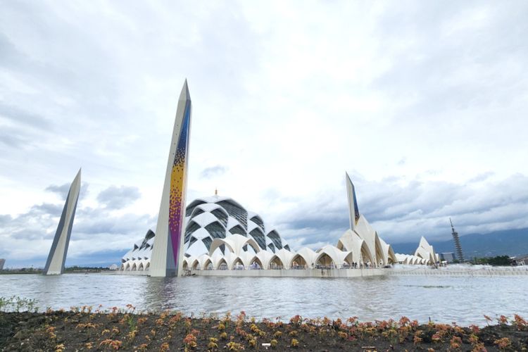 Masjid Al Jabbar yang dibangun di atas danau retensi.