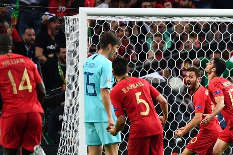 Pemain Portugal Goncalo Guedes (kanan) merayakan golnya dalam pertandingan final UEFA Nations League antara Portugal vs Belanda di Stadion Dragao di Porto pada 9 Juni 2019. 