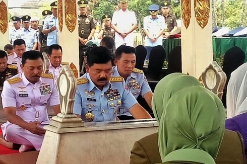 Panglima TNI Ziarah ke Makam Panglima Besar Jenderal Sudirman.