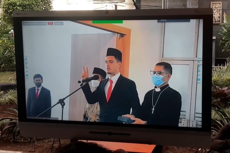 Pesepak bola kelahiran Belanda Shayne Pattynama saat mengucap sumpah janji setia pewarganegaraan Republik Indonesia di Kantor Wilayah Kementerian Hukum dan HAM DKI Jakarta pada Selasa (24/1/2023) sore WIB.