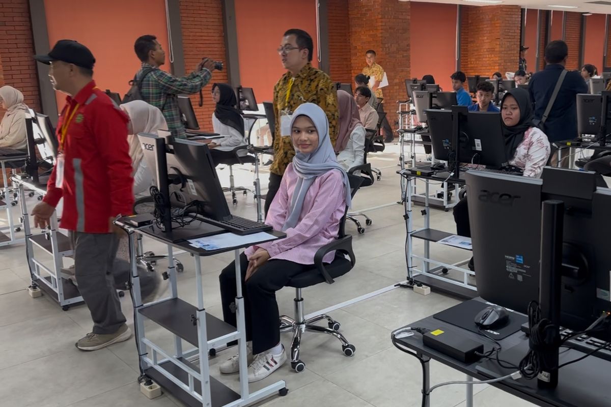 Azura (18, berkemeja pink) duduk di ruang Ujian Tertulis Berbasis Tes Seleksi Nasional Masuk Perguruan Tinggi (UTBK SNBT) 2025 di Gedung Integrated Laboratory and Research Center Fakultas Hukum Universitas Indonesia (ILRC FH UI), Depok, Jawa Barat pada Rabu (24/4/2025). Azura memilih program Ilmu Administrasi Fiskal dan Ilmu Administrasi Niaga UI sebagai pilihan. 